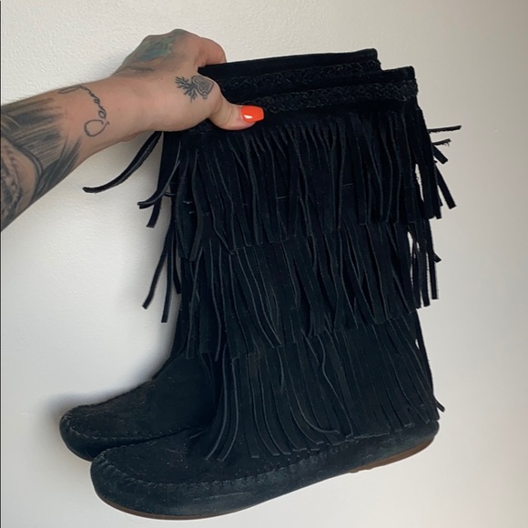 Minnetonka fringe boots🖤 - Picture 1 of 5